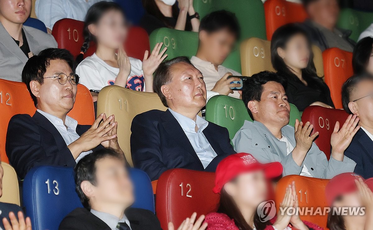 尹, 대선 13일 앞두고 부정선거 주장 영화 관람