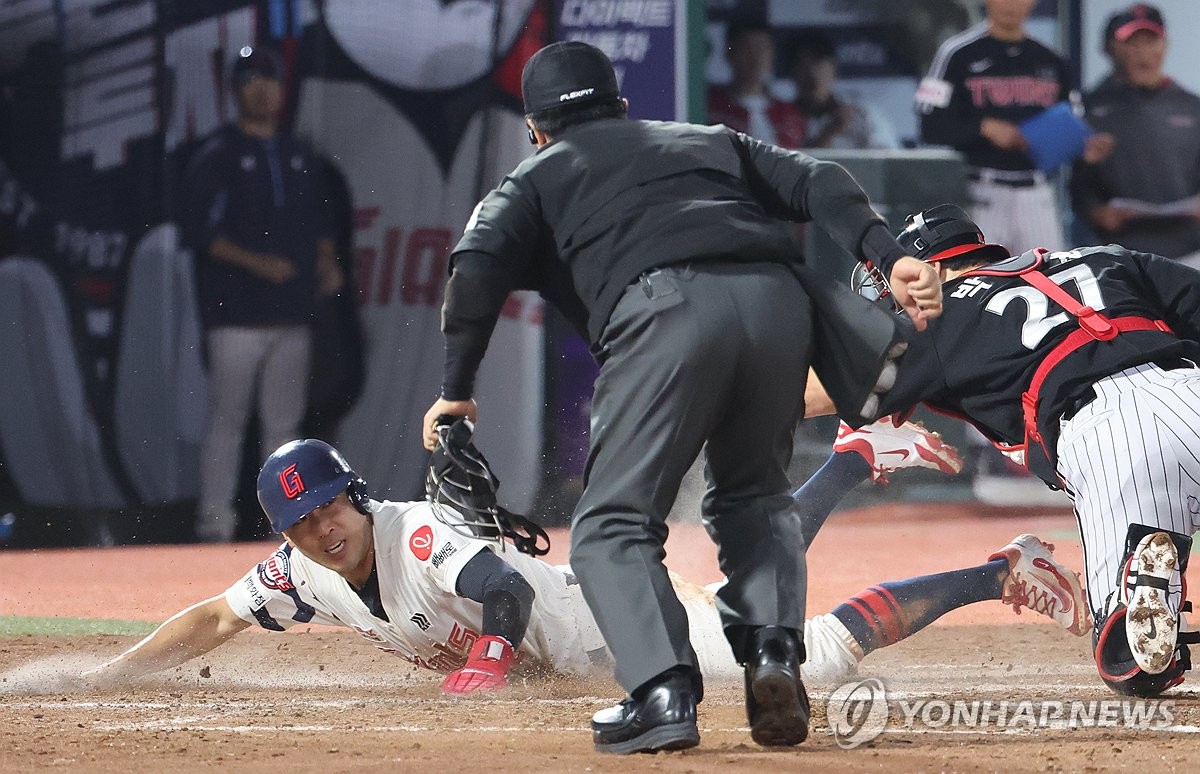 득점 성공하는 전준우 '손이 더 빨랐다'