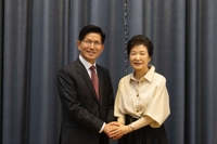 김문수, 박근혜 만나 "선거의 여왕 지혜 달라"…朴 "하나 돼야"