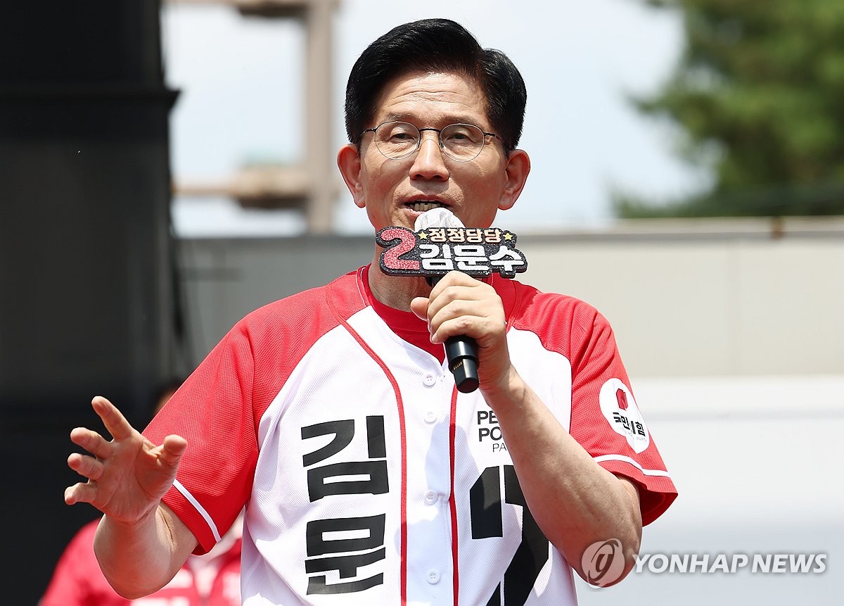 忠清南道公州市で遊説を行う金文洙氏＝２５日、公州（聯合ニュース）