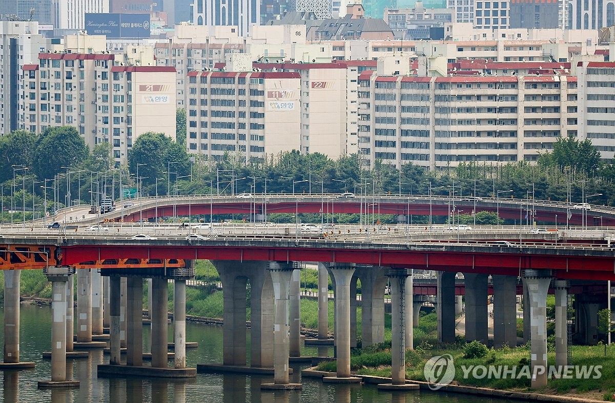 서울 성동구 달맞이공원에서 바라본 강남구 압구정동 아파트 모습