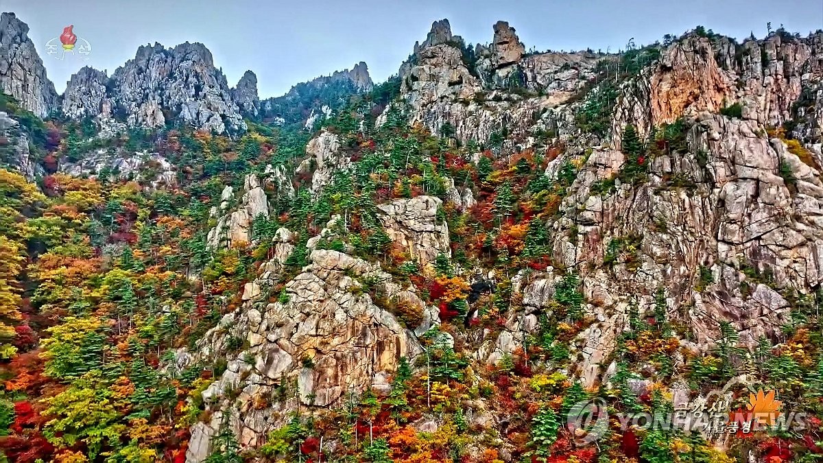 봄철 금강산 구룡연 폭포