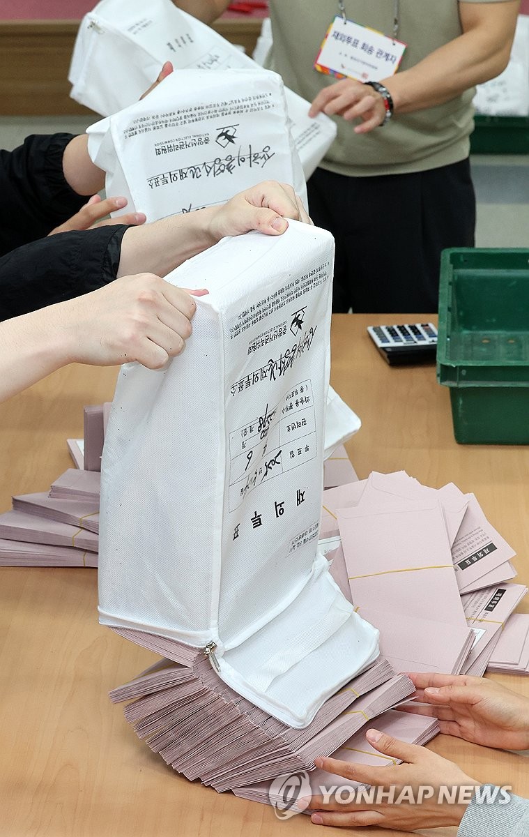 海外有権者の投票用紙が到着