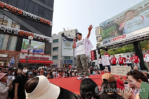 Kim Moon-soo at stump north of Seoul