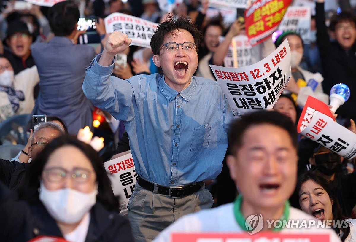 出口調査結果に市民が歓声