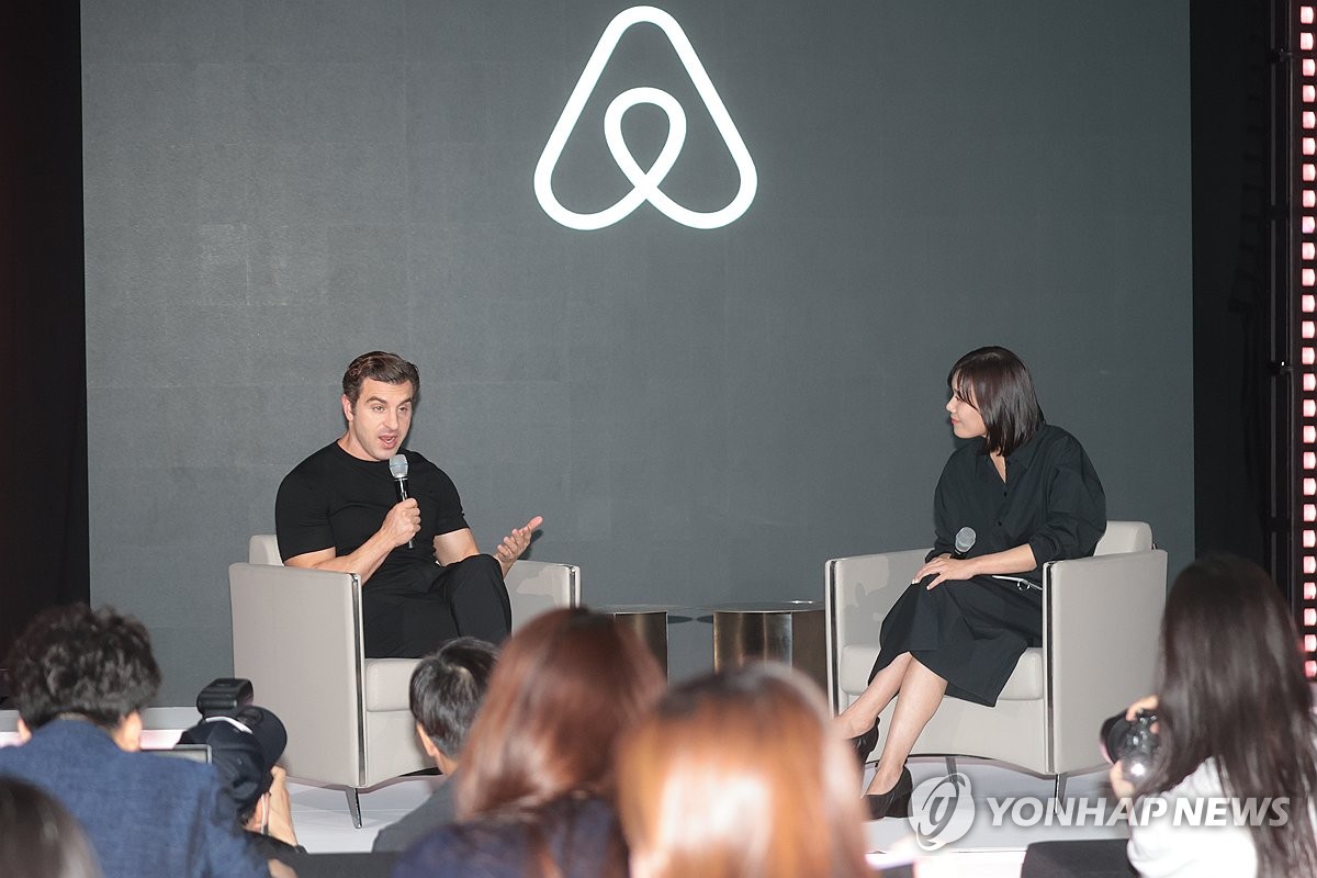 에어비앤비 CEO "한국 중요…K팝 세븐틴과 협업체험 선보인다"