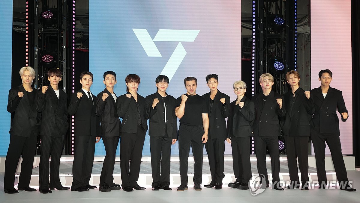 Brian Chesky (sexto por la dcha.), cofundador y director ejecutivo de Airbnb, posa con la banda masculina de K-pop Seventeen durante una sesión fotográfica realizada, el 4 de junio de 2025, para celebrar el lanzamiento de la "Experiencia Airbnb Seventeen", en Seúl.