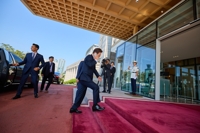Lee to stay in presidential residence until office relocation