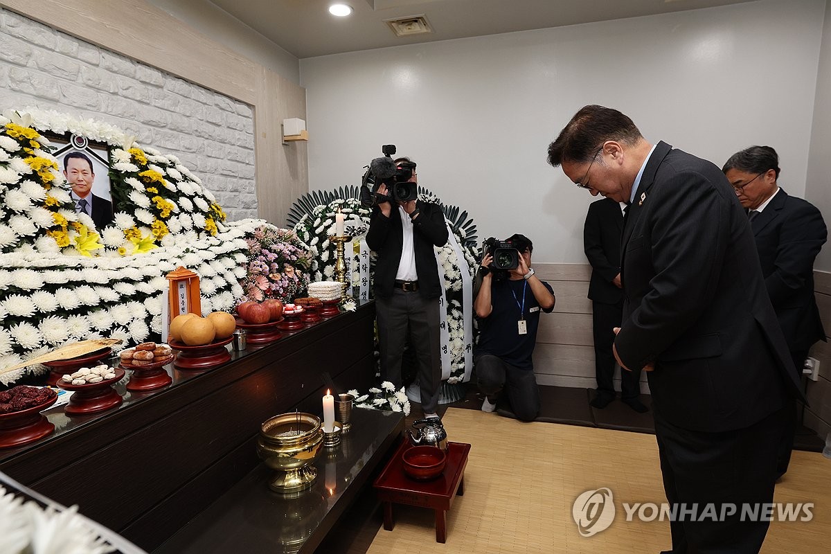 우원식 국회의장, 김충현씨 빈소서 "국회의 도리 다할 것"