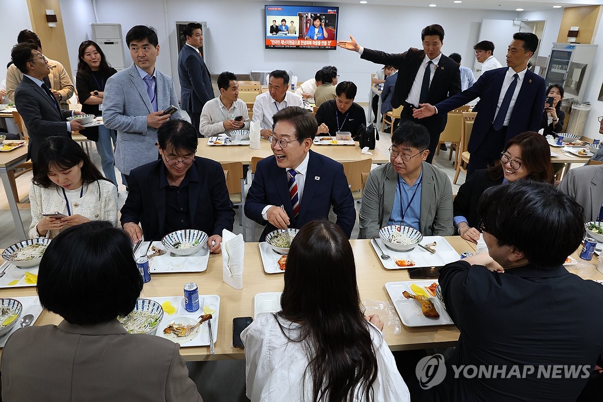 李大統領が記者と昼食