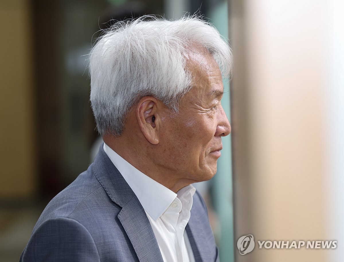 대기 장소로 향하는 광주FC 노동일 대표이사