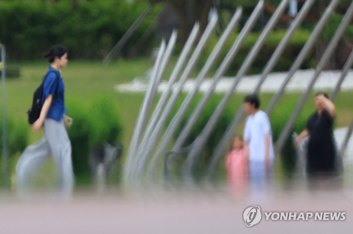 대체로 맑고 낮 30도 안팎 더위…출근길 내륙 안개 주의