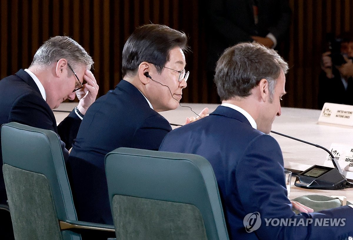 Lee voices hope to elevate ties with France to strategic partnership in talks with Macron