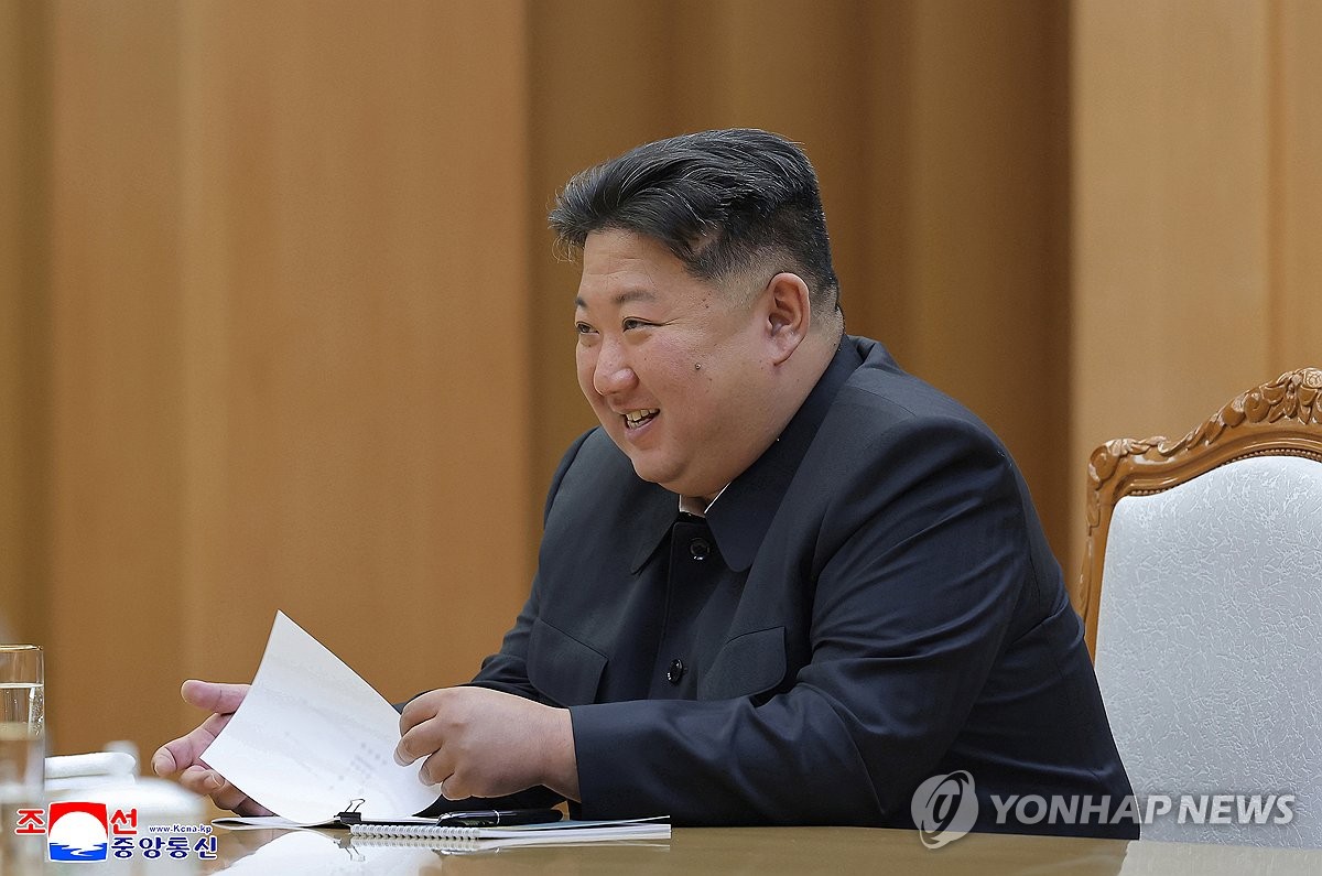 김정은, 쇼이구 러 국가안보회의 서기 접견