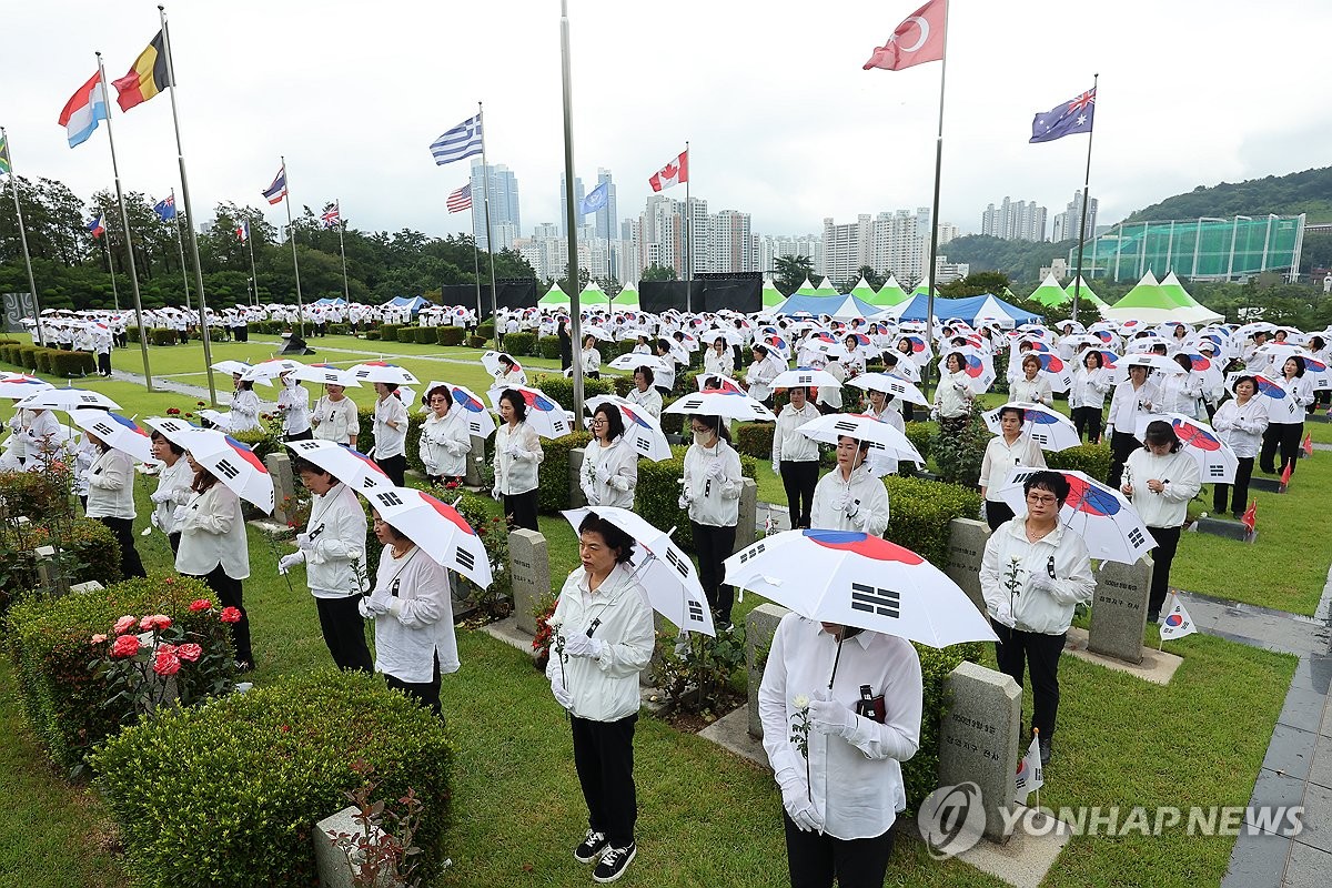 태극기 우산 들고 헌화