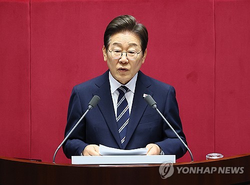  Lee says reviving people's livelihoods is most pressing task in 1st budget speech