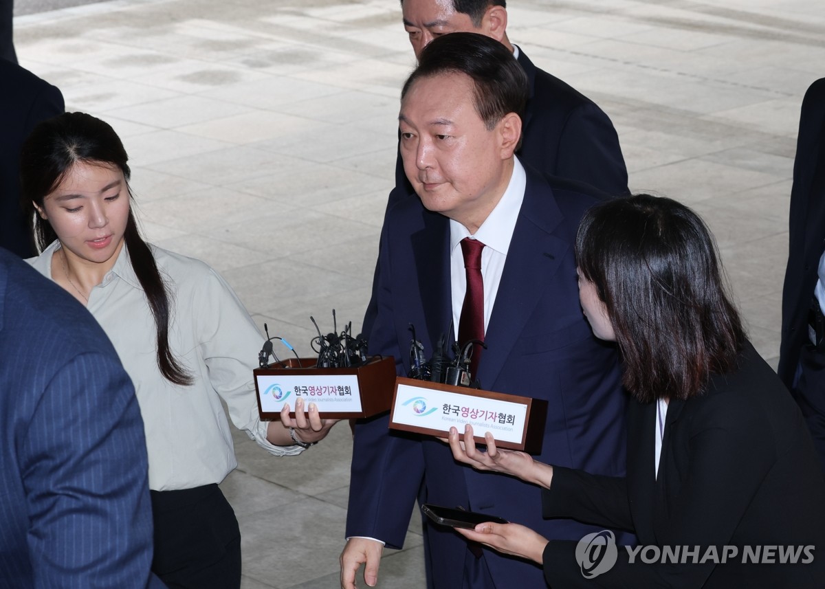 [속보] 특검 "전직대통령 경찰수사받지 말란법 없어…경찰 인정않는것"