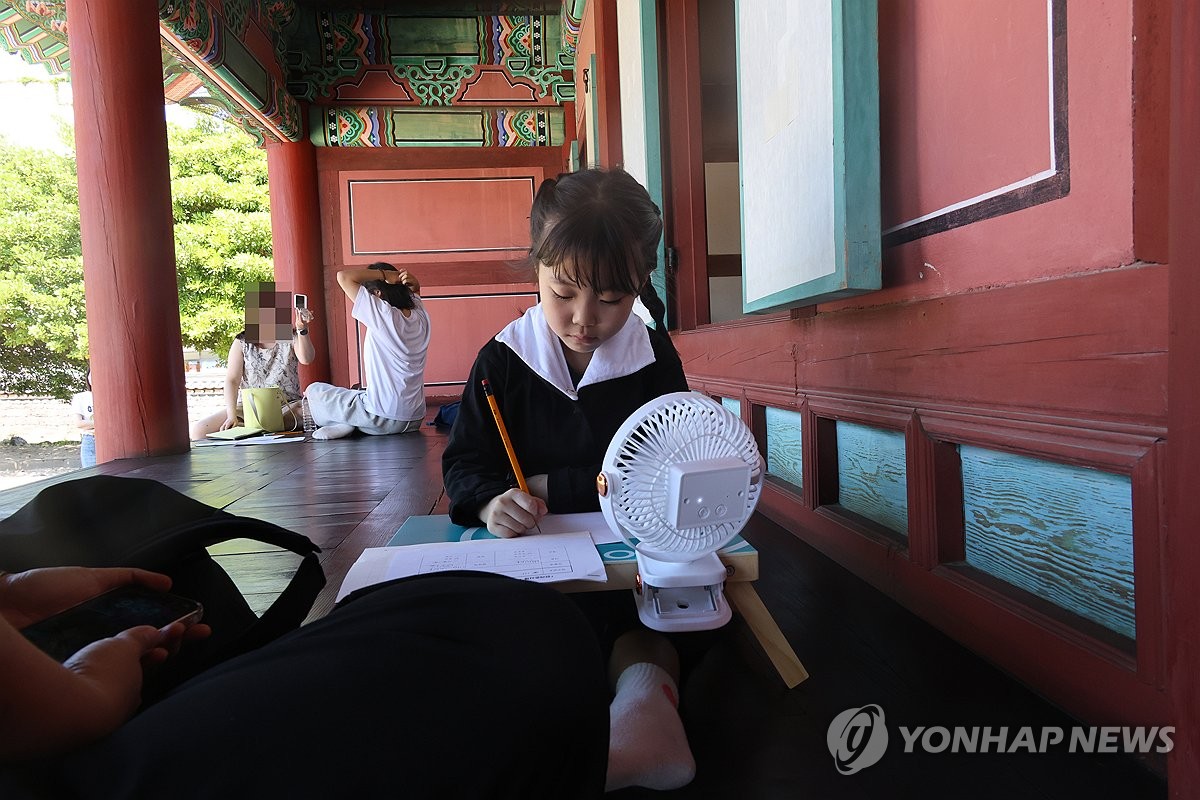 '폭싹 속았수다'처럼 옛 교복 입고 제주목관아서 백일장