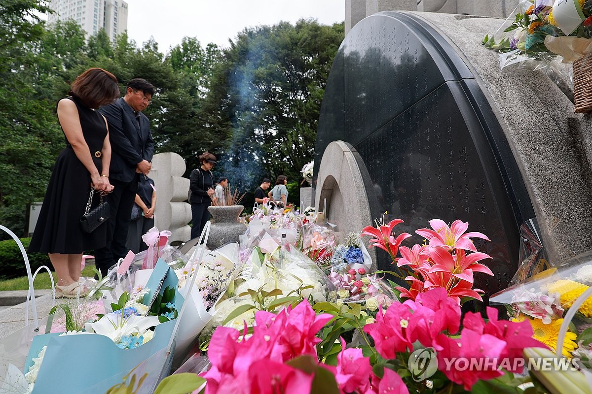 삼풍백화점 붕괴 참사 30주기, 위령탑 찾은 유족들
