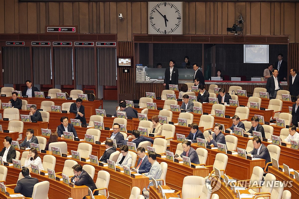 '檢특활비 與내부 이견' 추경 본회의 지연…檢개혁 후 …
