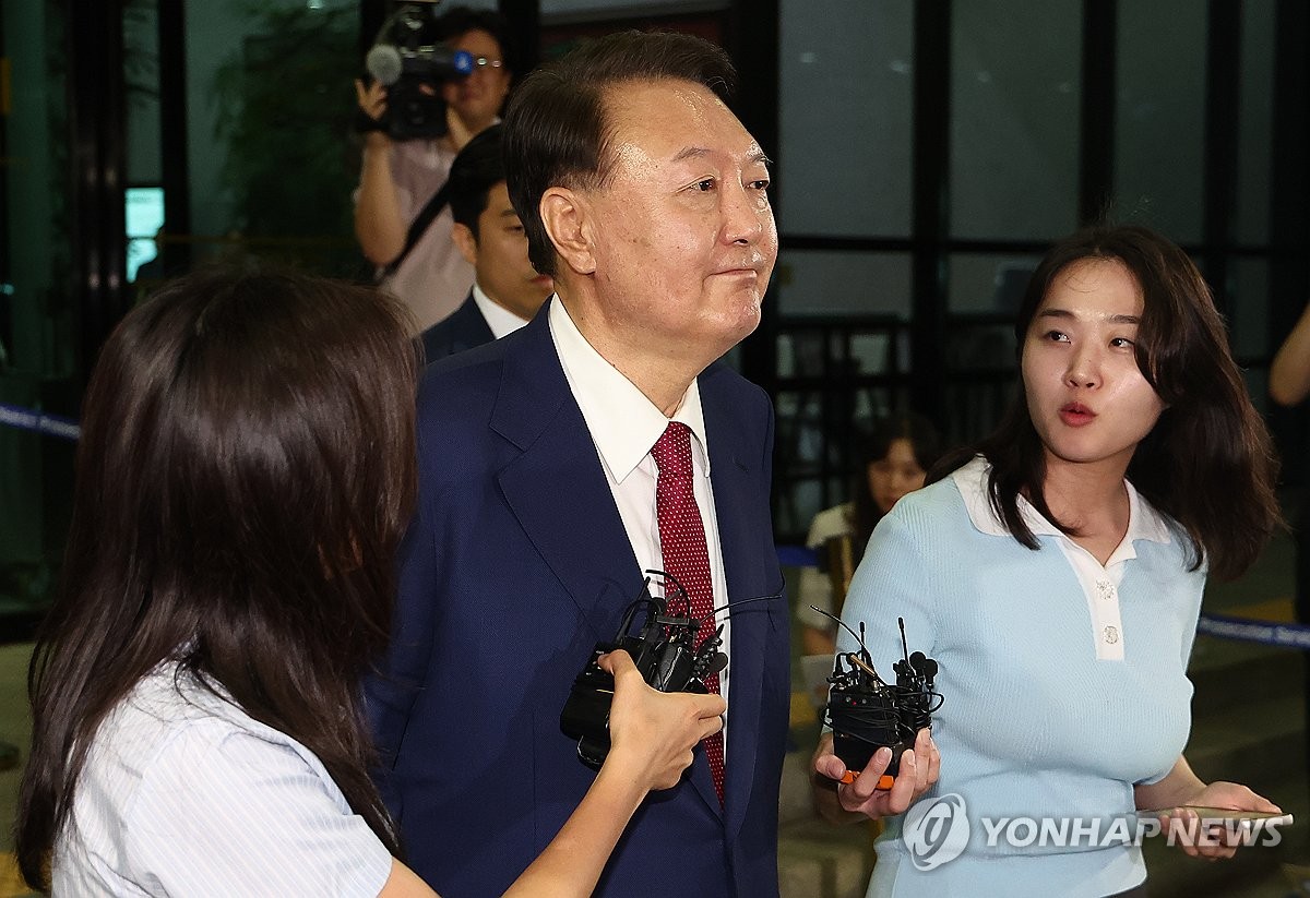 윤석열 전 대통령, 내란특검 2차 조사 후 취재진 질문에 묵묵부답