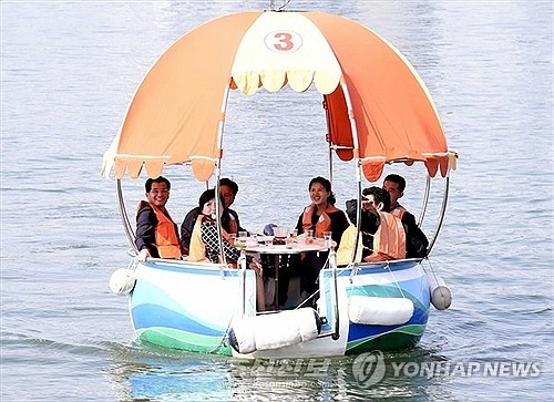 평양 대동강에 보트서 식사하는 상품 등장…휴대폰으로 예약도