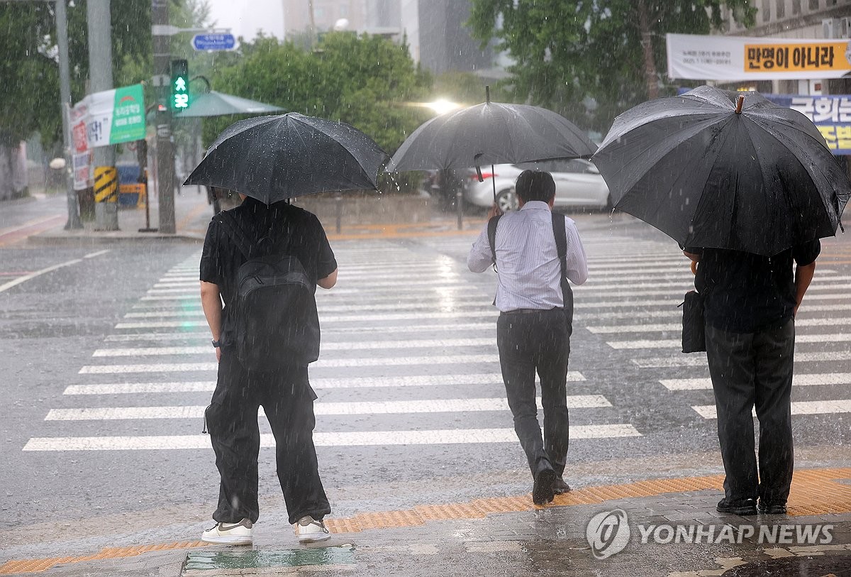 전국 흐리고 가끔 비…강원영동은 시간당 30∼50㎜ 집…