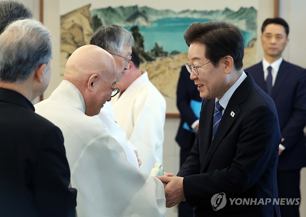 李대통령 "사회 지나치게 분열"…진우스님 "국난서 국민…