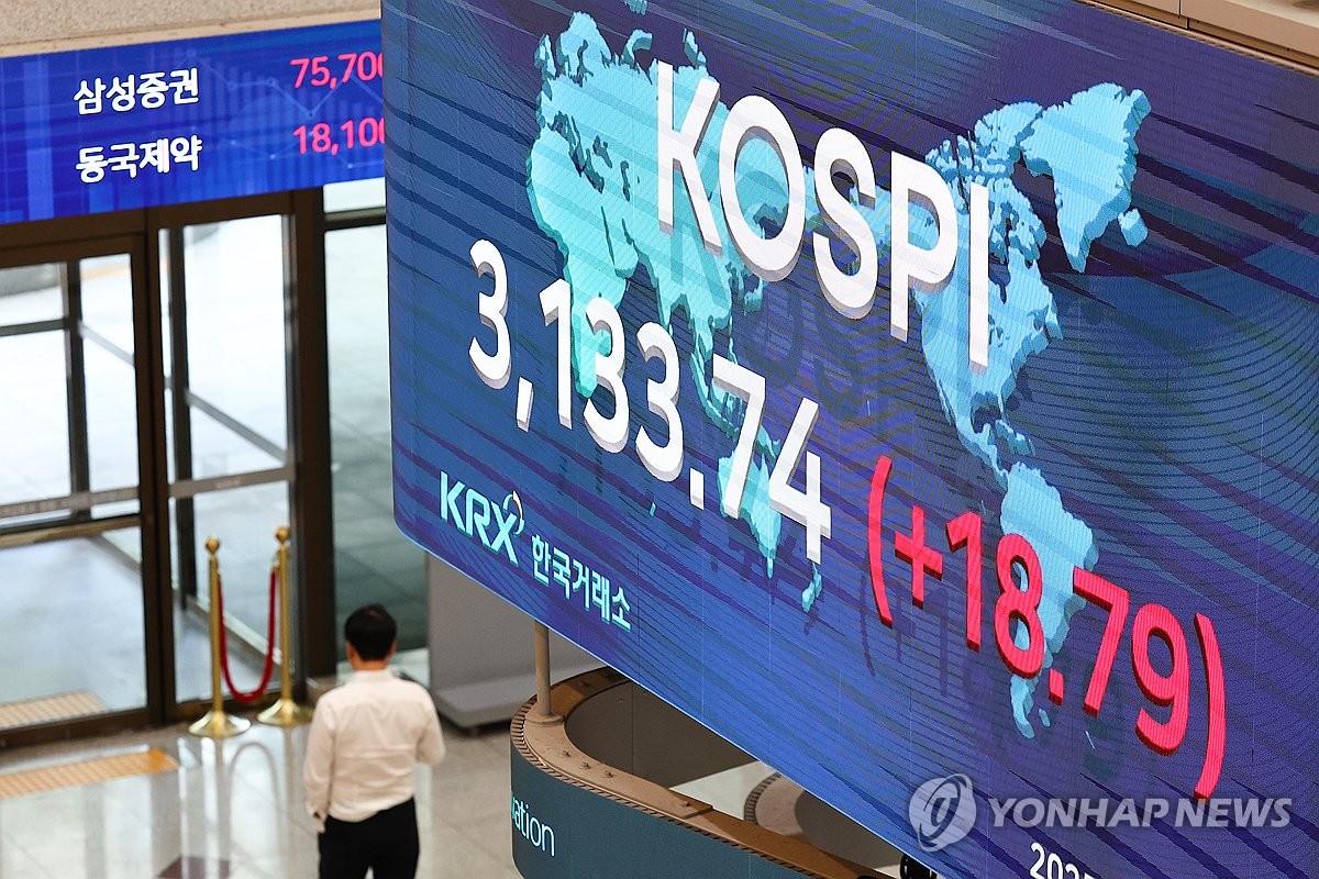 (LEAD) Seoul shares hit near 4-year high despite Trump's renewed tariff threats