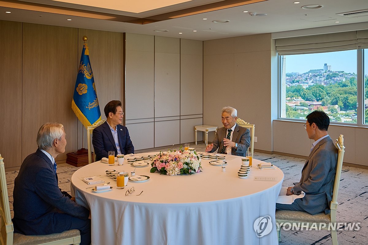 李대통령, '보수 논객' 조갑제·정규재 오찬…"국민통합…