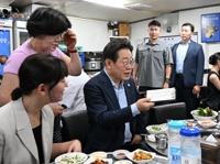 李대통령, 광화문 한식당서 시민과 식사…"소비쿠폰 활력 기대"