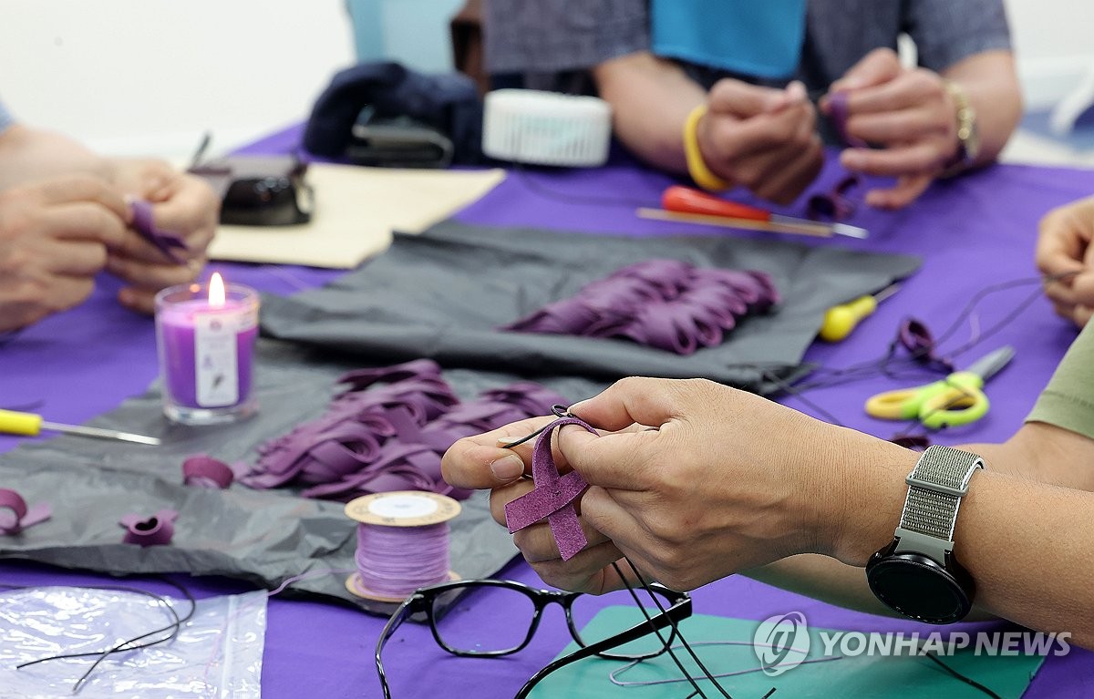 이태원 참사 곧 1천일…그리움 담아 만든 1천개 보라색…