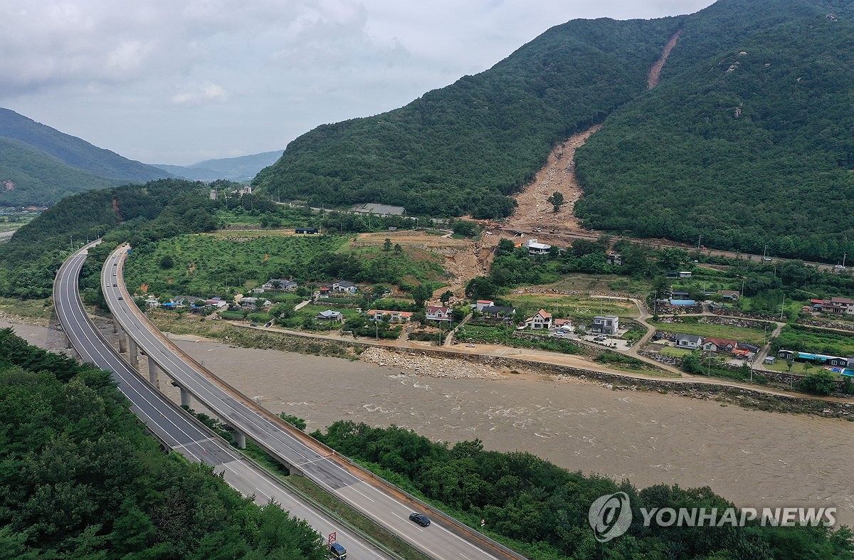 산사태 발생 국도 3호선 진주∼산청 구간 이틀째 차단