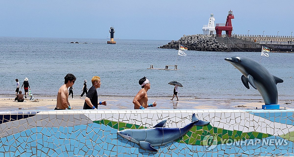 제주 구름 많고 곳곳 소나기…낮 최고 30∼32도