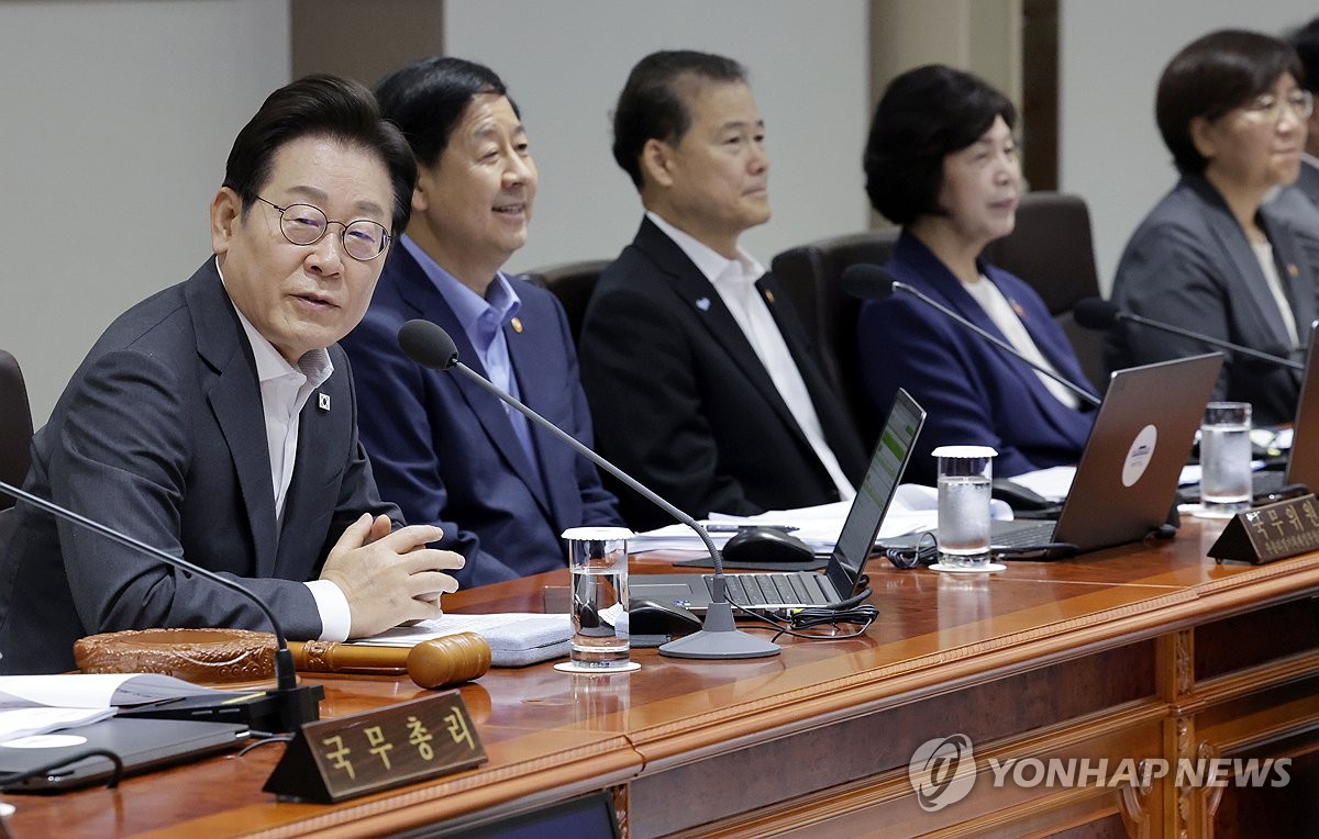 李대통령 "국민 죽어가는데 음주가무 정신나간 공직자 엄…