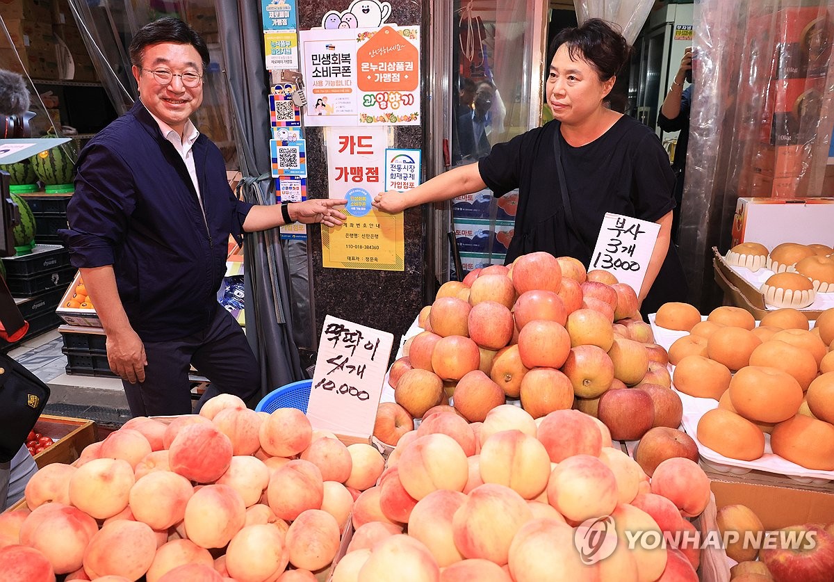 윤호중, 소비쿠폰 신청·사용 현장점검…"취약계층 배려" 당부(종합)