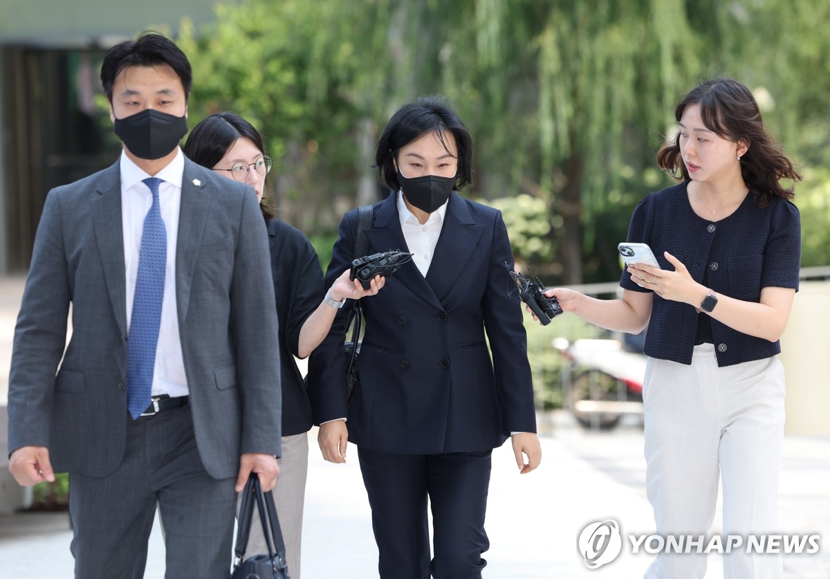 김건희특검, 수행비서 유경옥 前행정관 소환…건진·샤넬백 추궁