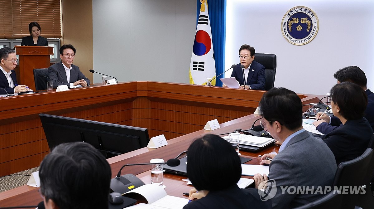 [속보] 李대통령 "100조 이상 국민펀드 마련해 미래전략산업 투자"