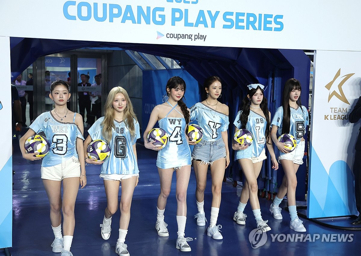 시축 나선 걸그룹 아이브