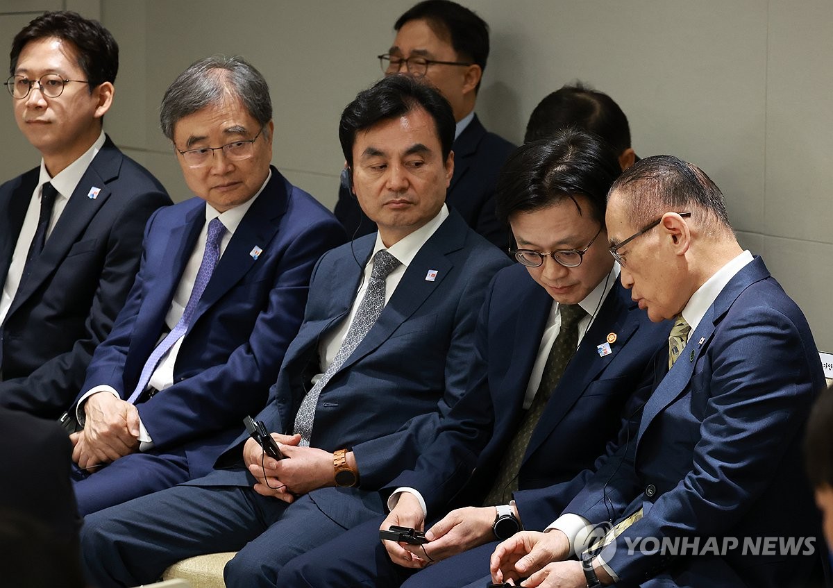 조현 외교부 장관(왼쪽 두 번째)과 안규백 국방부 장관(왼쪽 세 번째)
