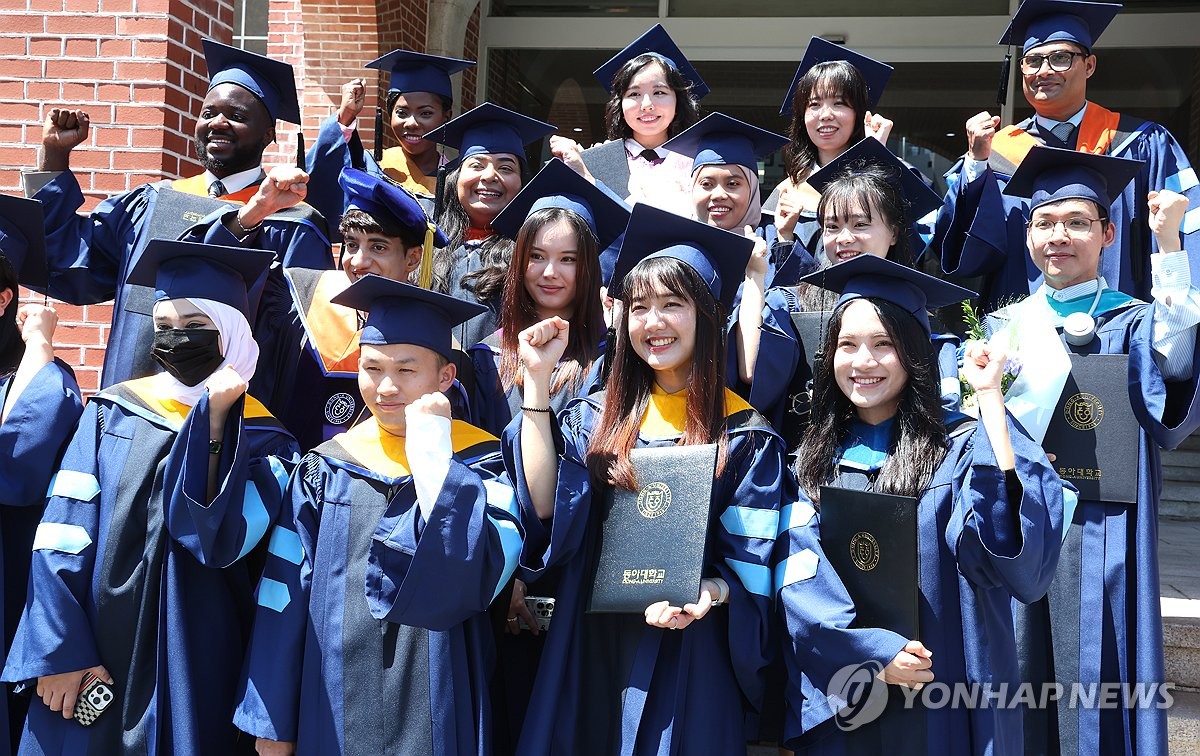 졸업 기념사진 찍는 외국인 유학생들