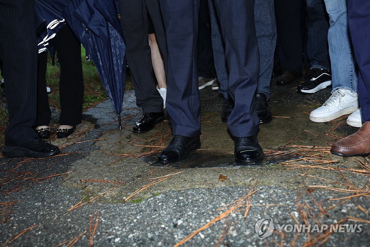 조국, 광주서 전두환 표지석 밟으며 "尹 운명도 이럴 것 확신"