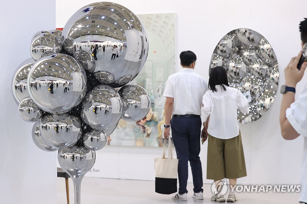 展示ホールでキアフ・ソウルの作品をチェックする来場者たち