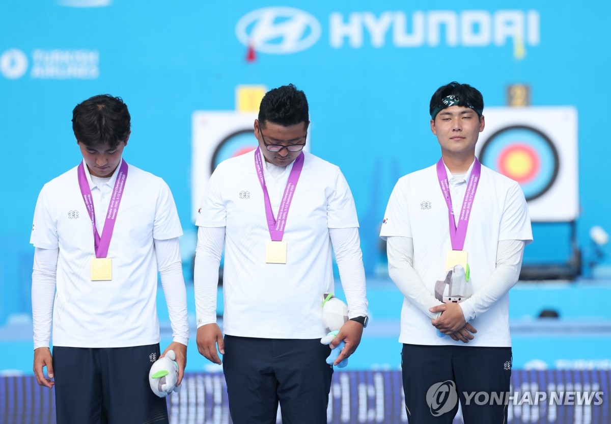 "파리올림픽 함께한 감독님"…최고의 순간 묵념으로 스승 기렸다