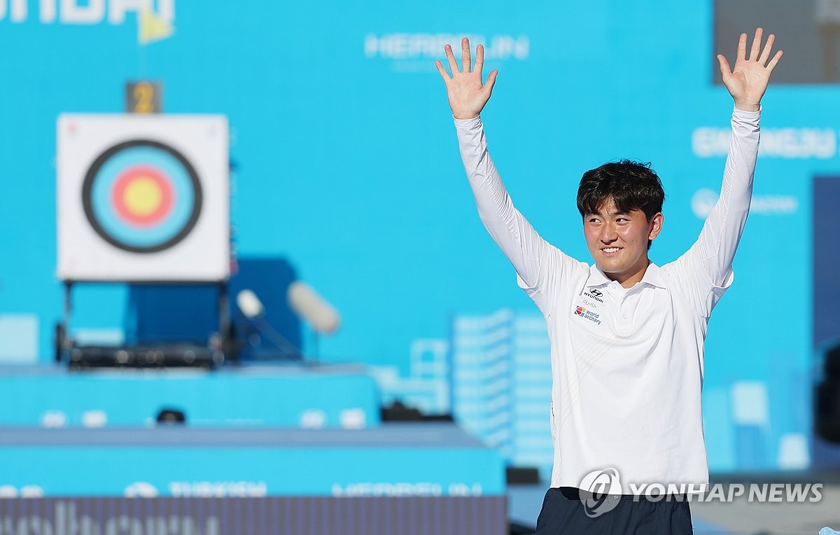 [전국체전] '신궁' 김제덕 "금메달 걸고 돌아가신 할머니 산소 찾아가고파" - 3