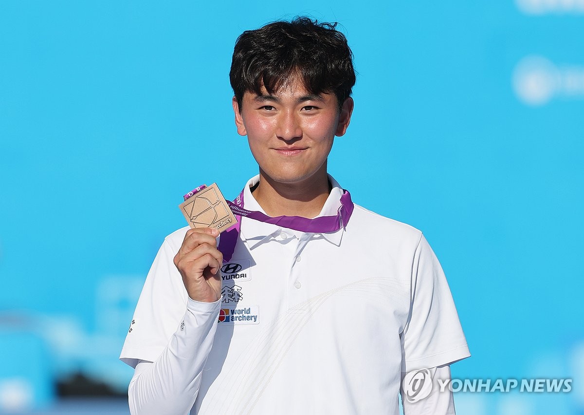 김제덕 '동메달 들고 미소'