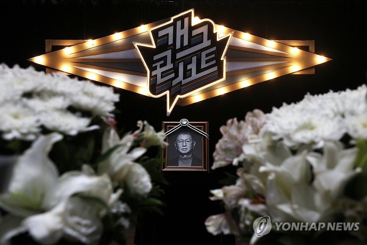 마지막 '개콘' 무대 오른 故전유성…후배들 큰절 올리며 오열(종합2보)