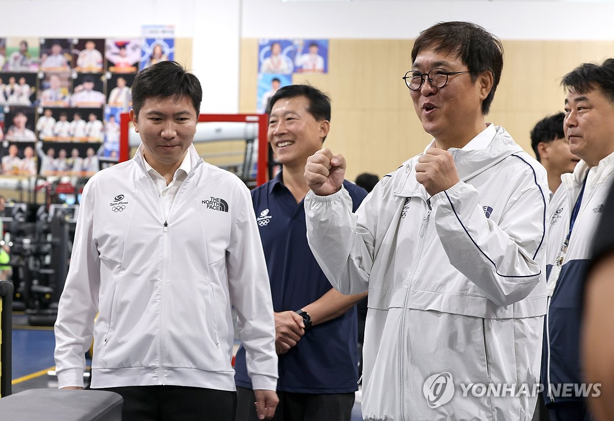 최휘영 문체부 장관, 진천선수촌 방문…국가대표 선수단 격려