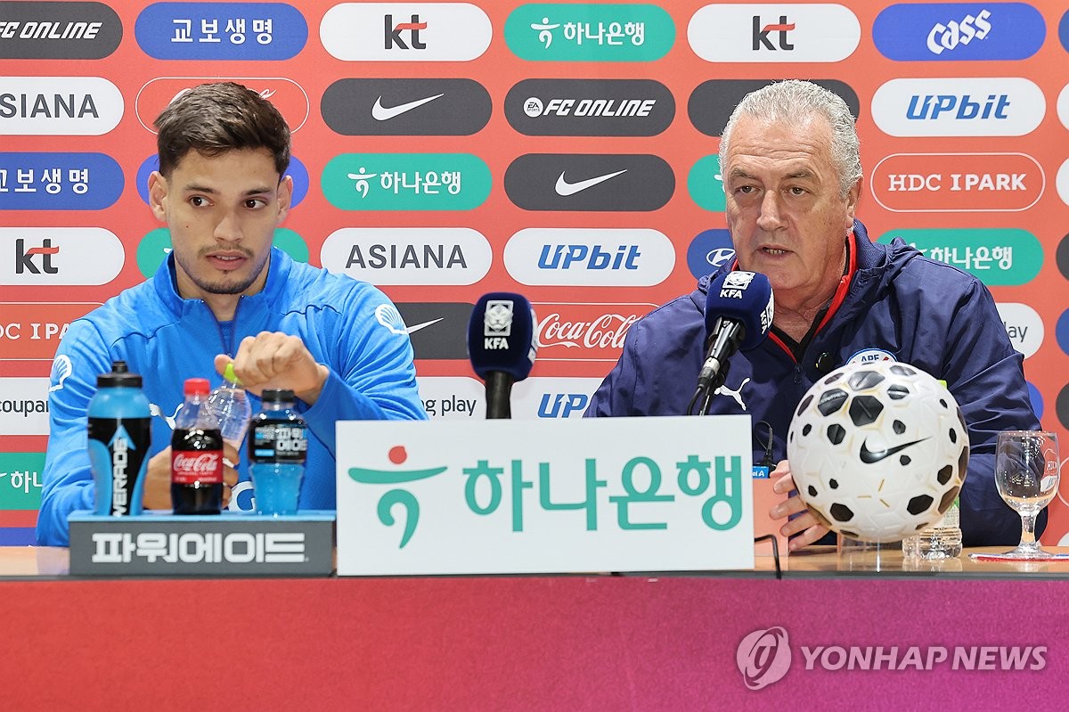 평가전 앞두고 기자회견 나선 파라과이 알파로 감독과 보바디야