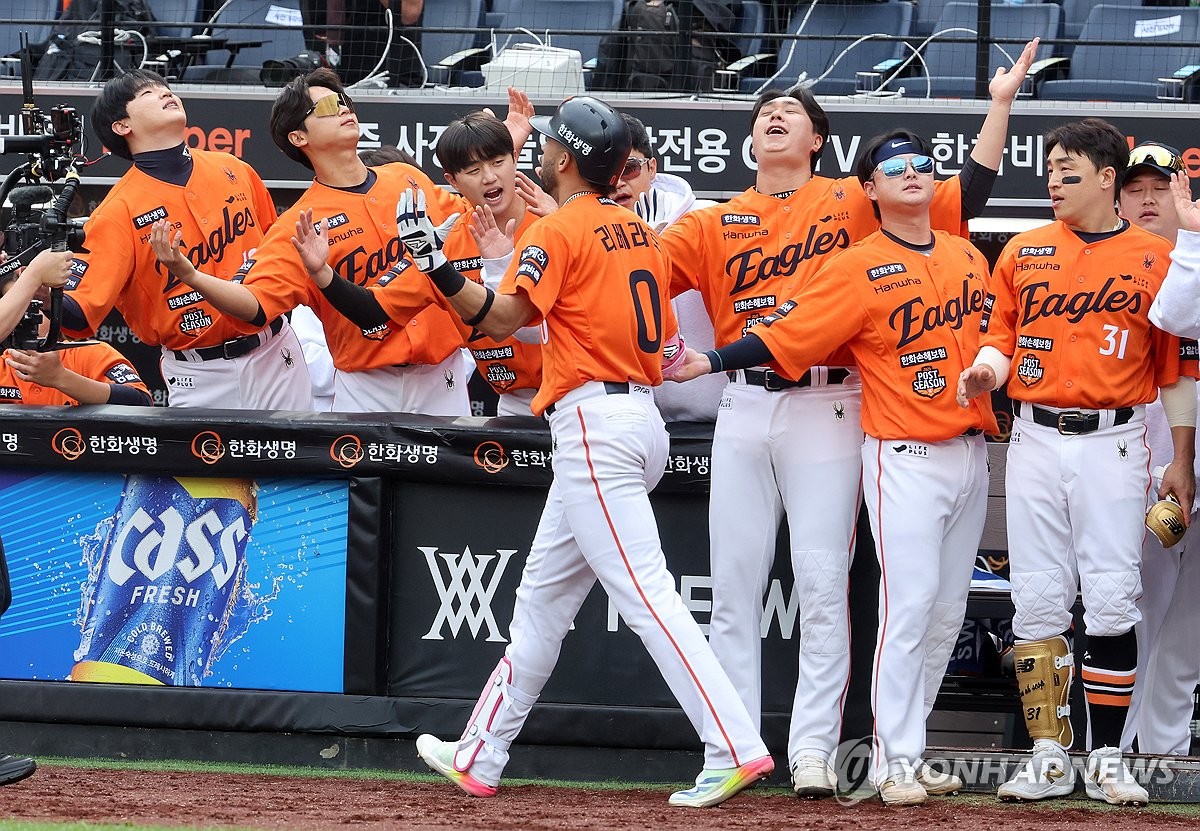 프로야구 플레이오프 2차전도 매진…PS 누적 관중 17만명